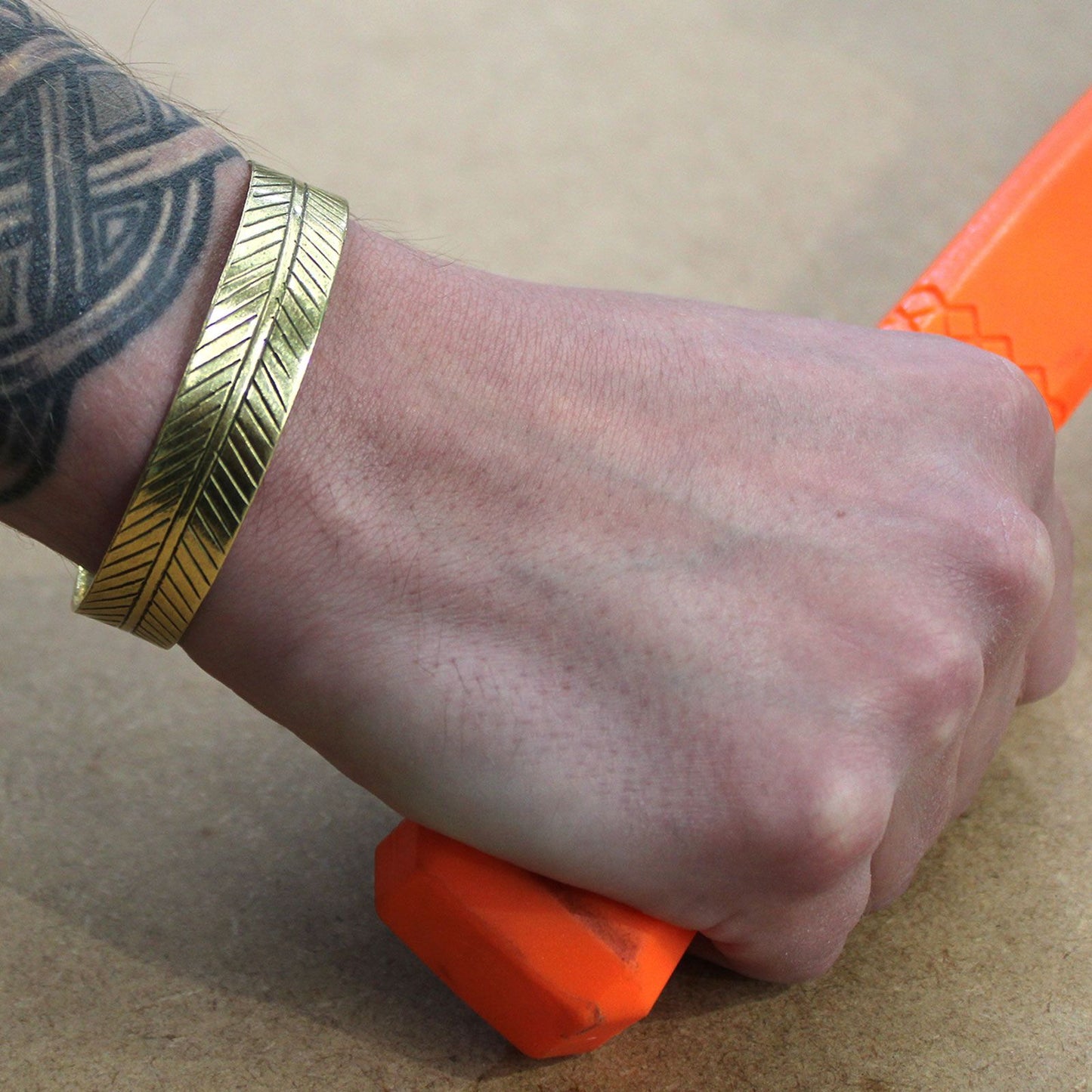 Bracciale Tibetano "Radici Sagge" in Ottone Puro con Ampia Incisione a Foglia Tribale