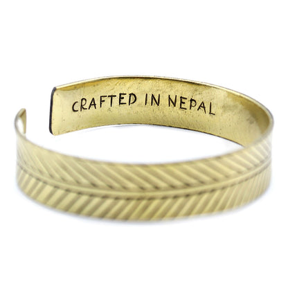 Bracciale Tibetano "Radici Sagge" in Ottone Puro con Ampia Incisione a Foglia Tribale